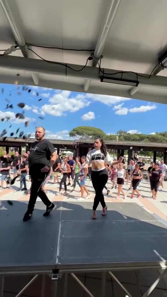 Allievi della Muevete! Dance Academy che ballano insieme